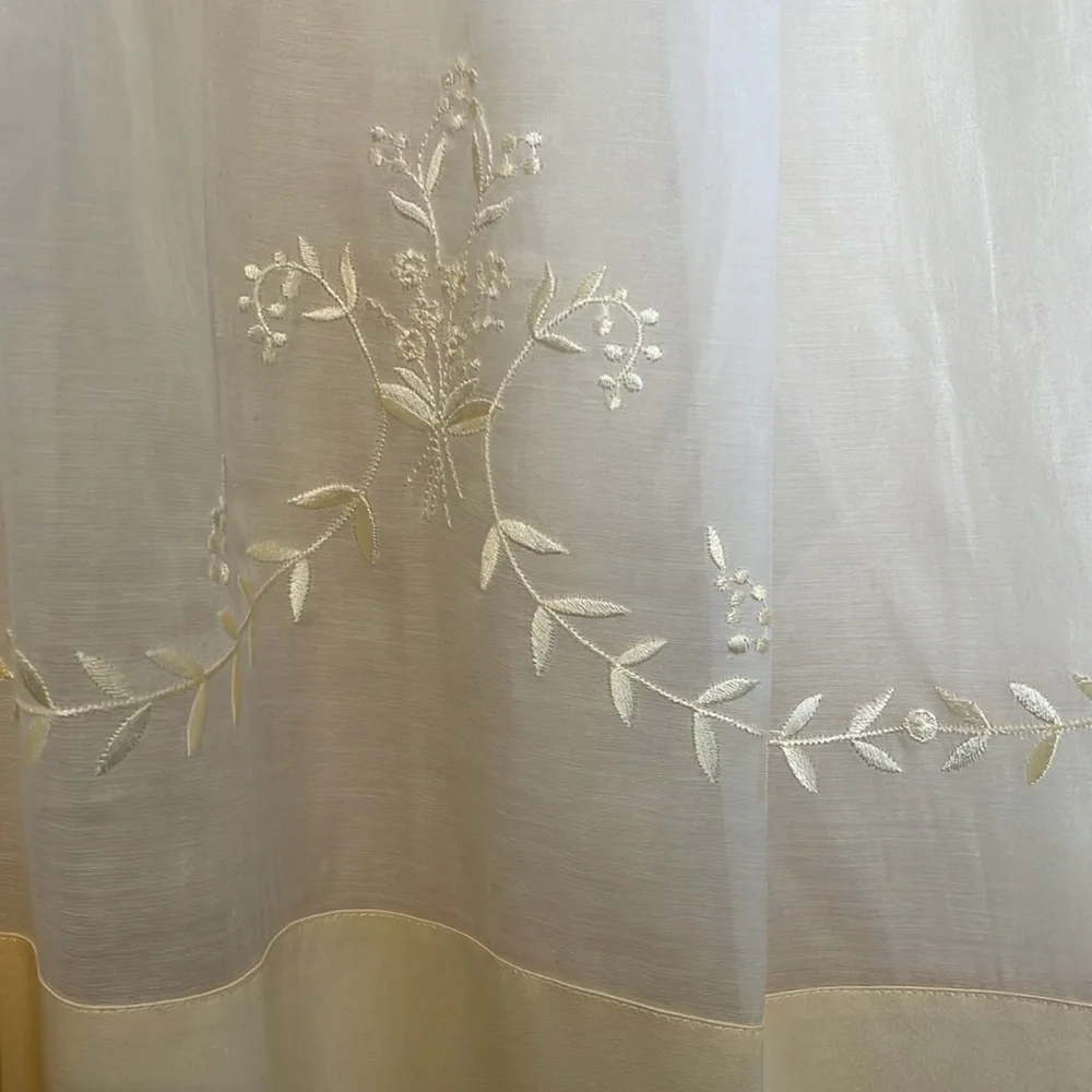 Beautiful Ann Taylor mid skirt. The skirt is lined and has silk embroidered. - Picture 2 of 5